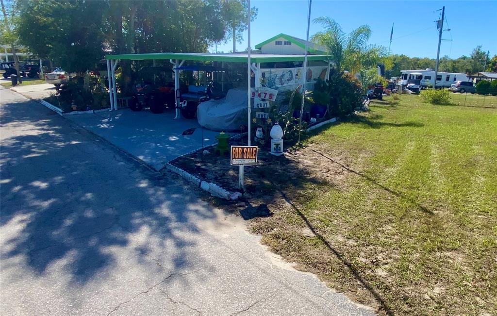 a view of a backyard