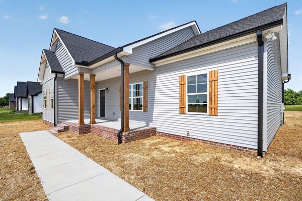 1233 Coleytown Road Lafayette, TN 37083 - Photo 3 of 39 a front view of a house