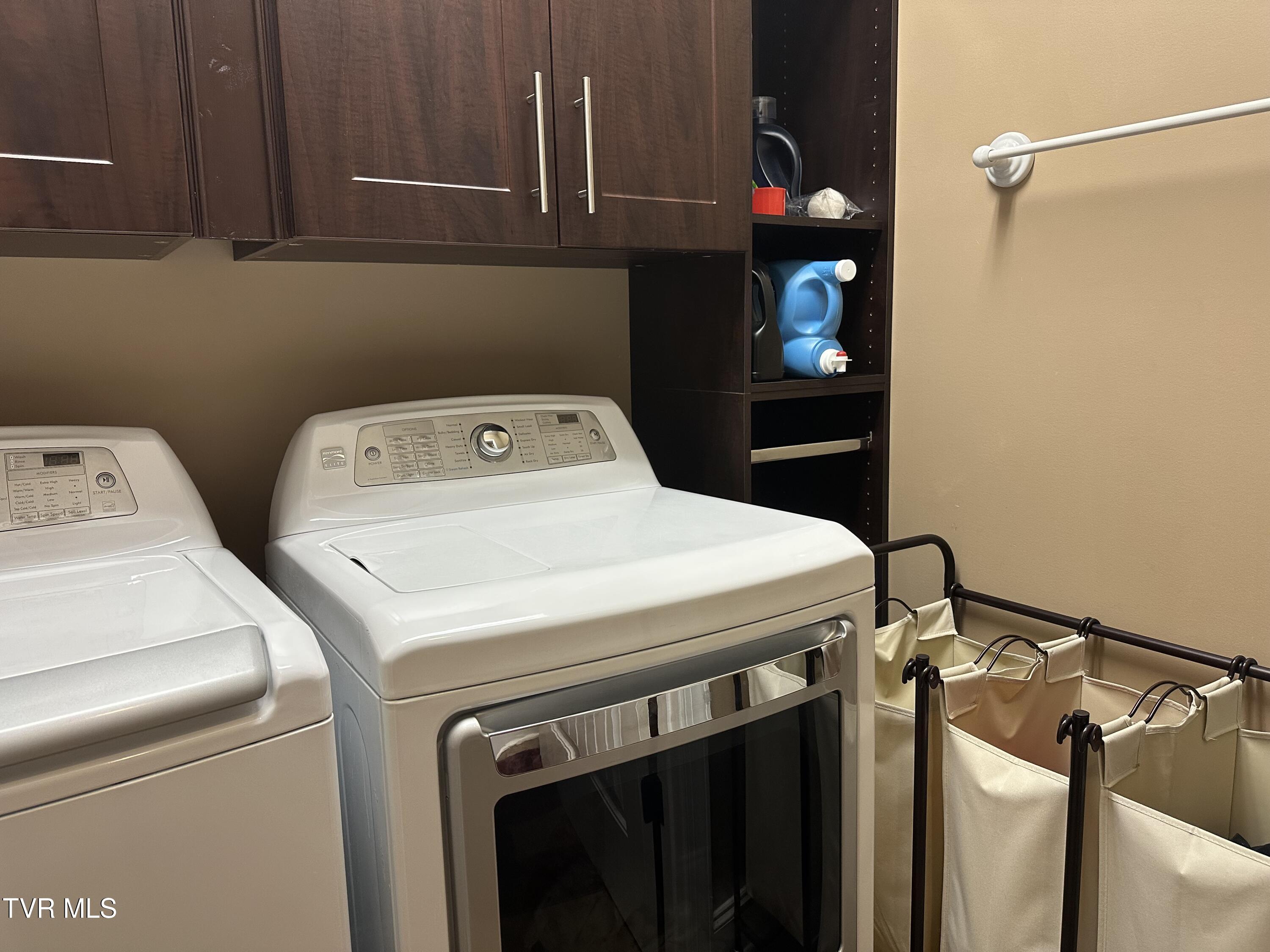 1321 Kendrick Creek Road Kingsport, TN 37663 - Photo 17 of 133 Main level laundry room