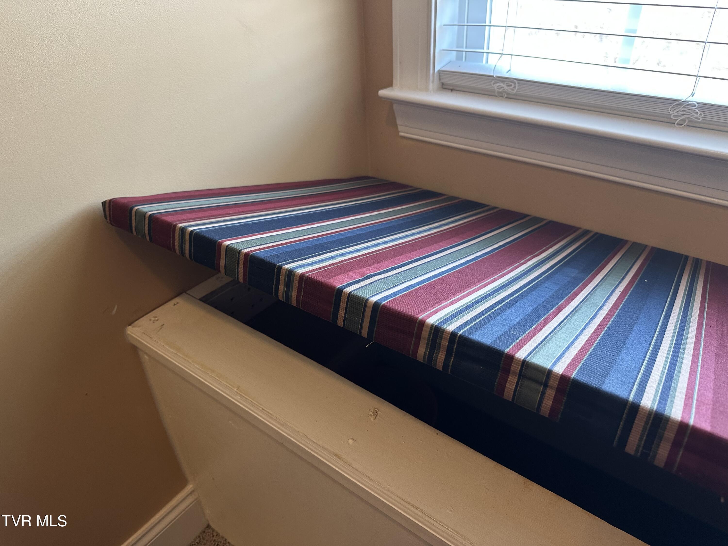 1321 Kendrick Creek Road Kingsport, TN 37663 - Photo 84 of 133 WINDOW STORAGE SEAT