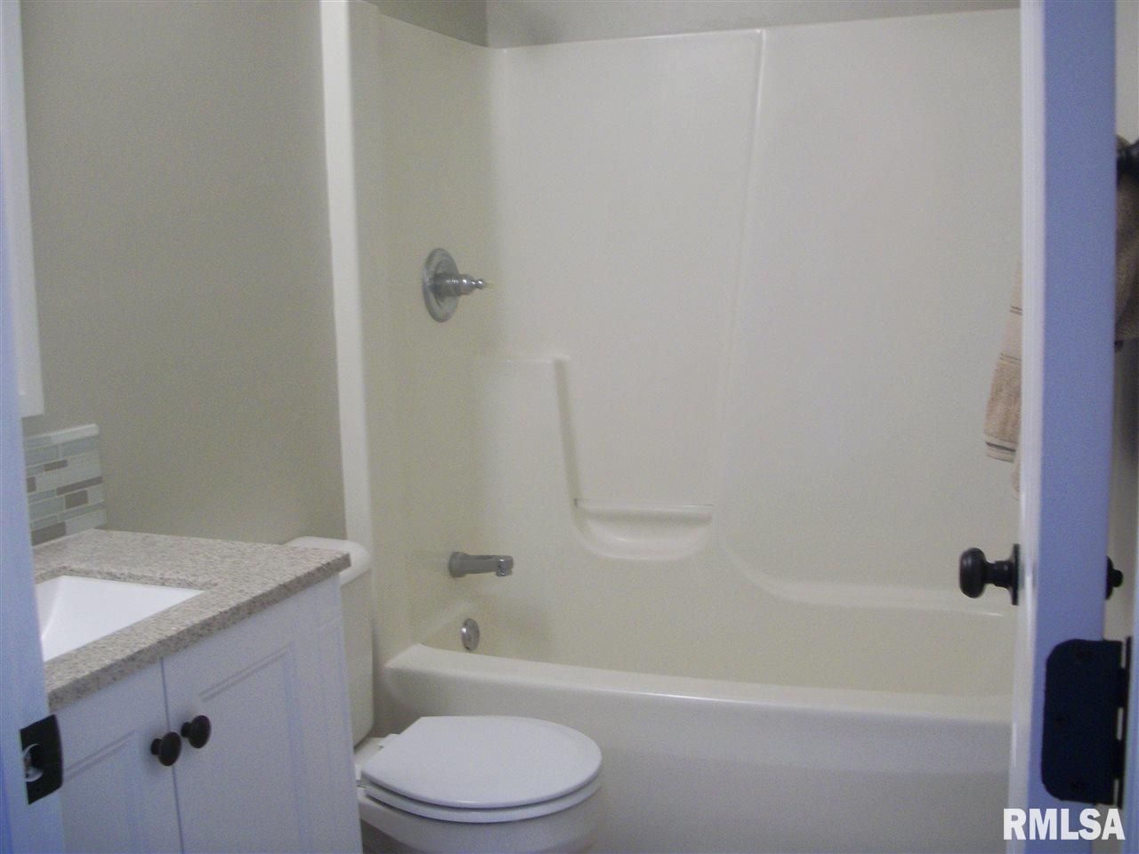 5001 Red Fox Road Bettendorf, IA 52722 - Photo 6 of 18