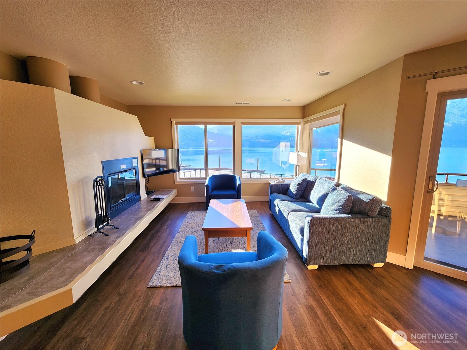 1 Lakeside 709-o Manson, WA 98831 - Photo 4 of 39 a living room with furniture and a flat screen tv