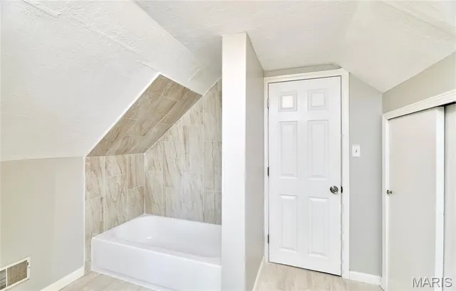 $190,000 | 6525 Bartmer Avenue, University City, MO 63130