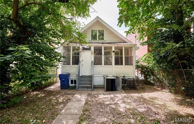 $190,000 | 6525 Bartmer Avenue, University City, MO 63130