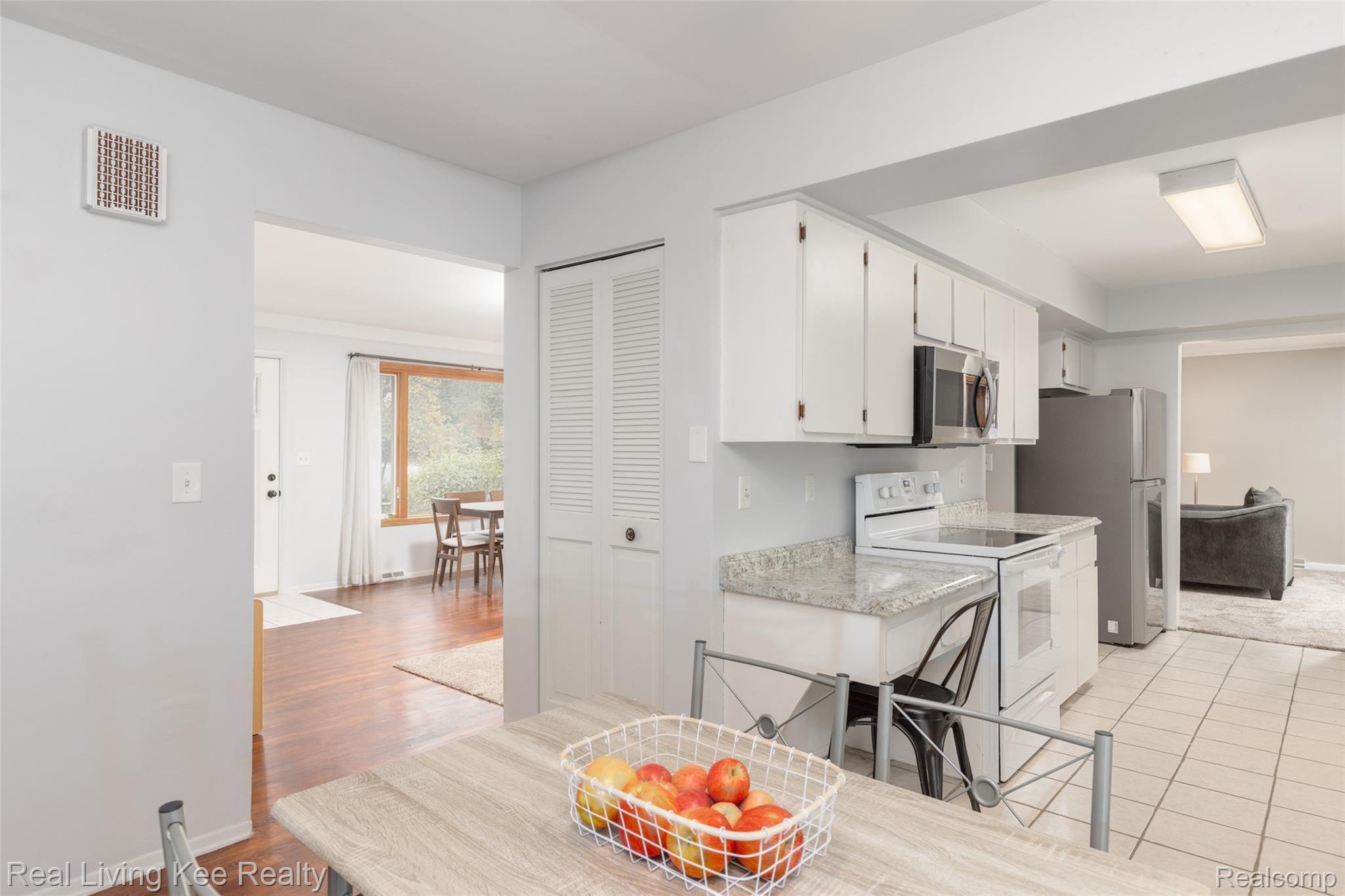 2448 Cole Road Lake Orion, MI 48362 - Photo 11 of 28 2448 Cole Rd-12.jpg