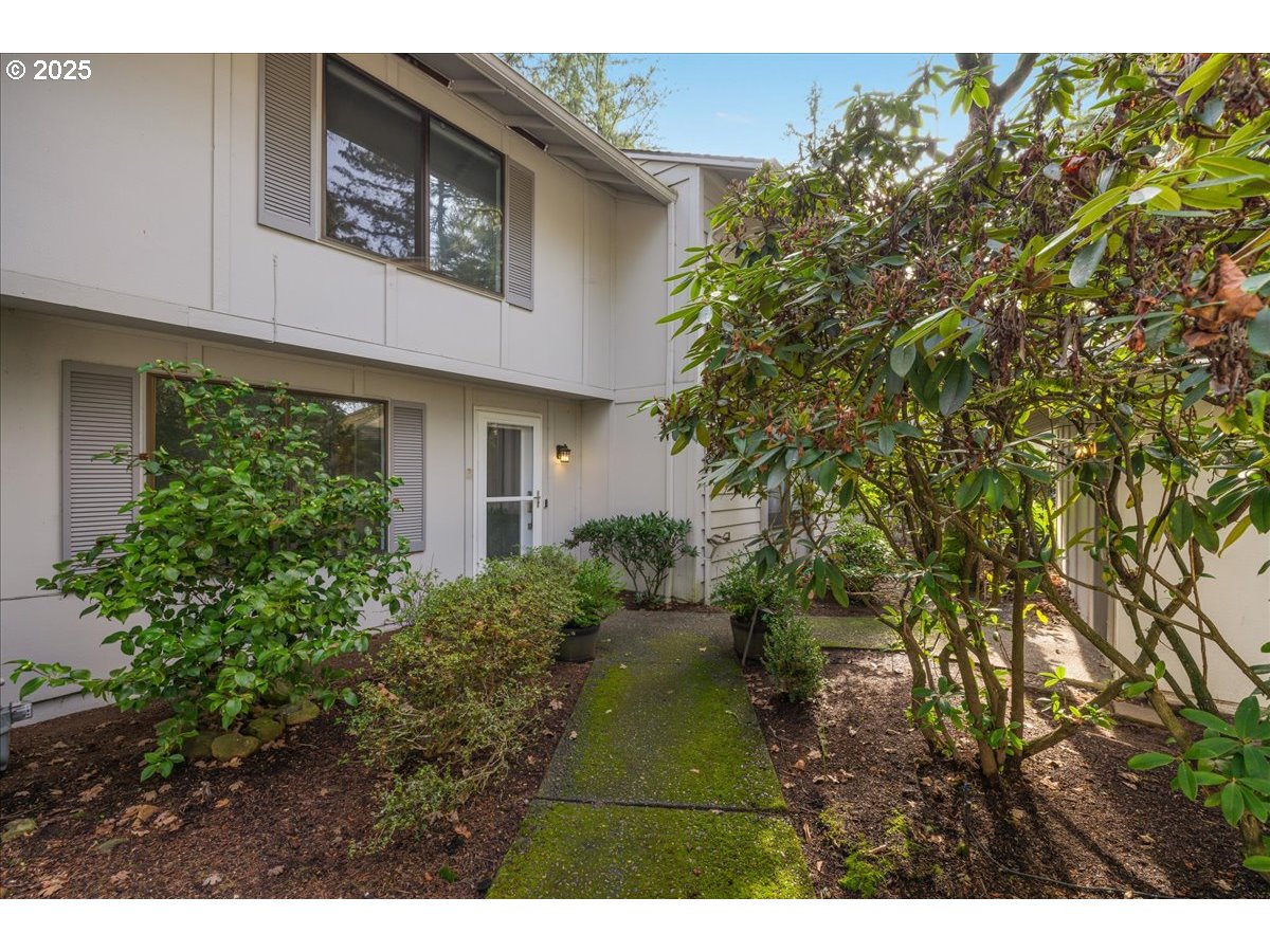 4268 Woodside Circle Lake Oswego, OR 97035 - Photo 2 of 44 a view of outdoor space and yard