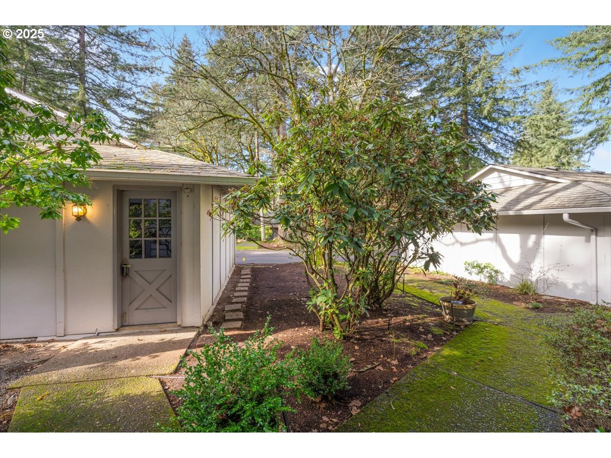 4268 Woodside Circle Lake Oswego, OR 97035 - Photo 36 of 44 a view of backyard of house