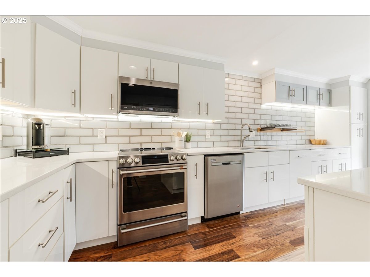 4268 Woodside Circle Lake Oswego, OR 97035 - Photo 8 of 44 a kitchen with cabinets stainless steel appliances and sink