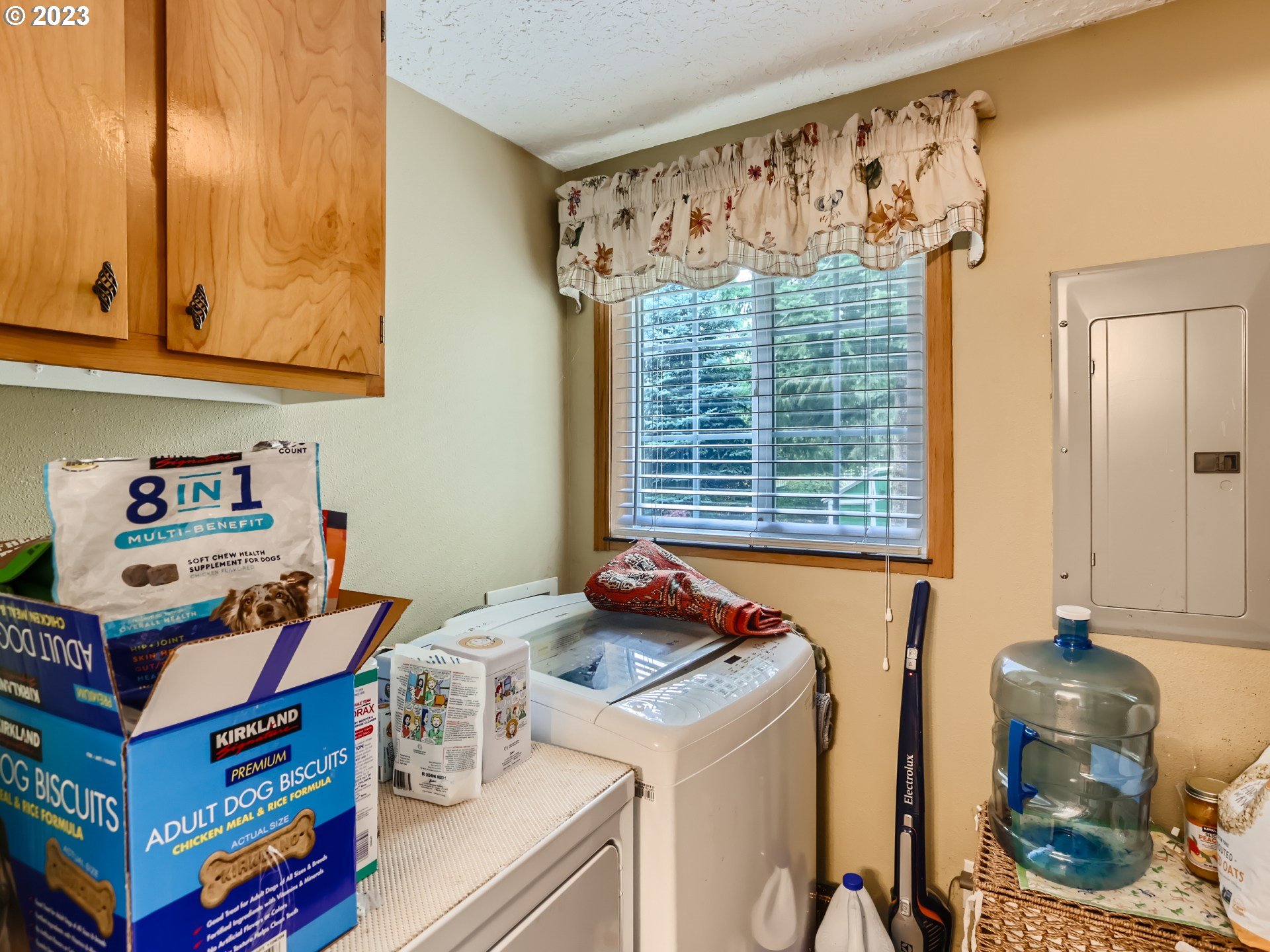 13611 South Union Hall Road Canby, OR 97013 - Photo 14 of 29 a room with furniture and a window