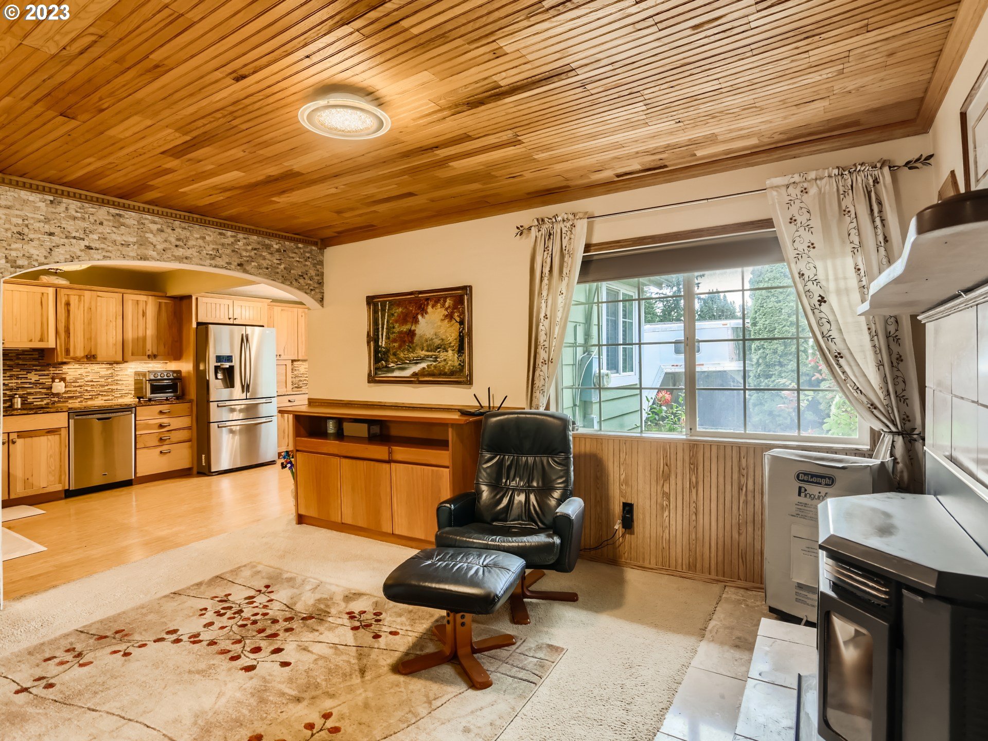 13611 South Union Hall Road Canby, OR 97013 - Photo 15 of 29 a living room with furniture and a open kitchen view