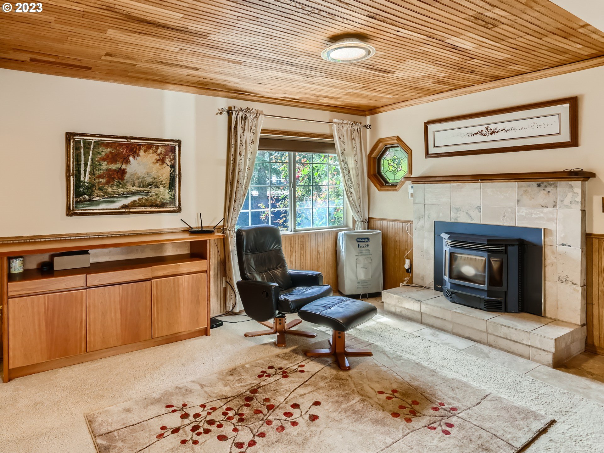 13611 South Union Hall Road Canby, OR 97013 - Photo 16 of 29 a living room with furniture and a fireplace