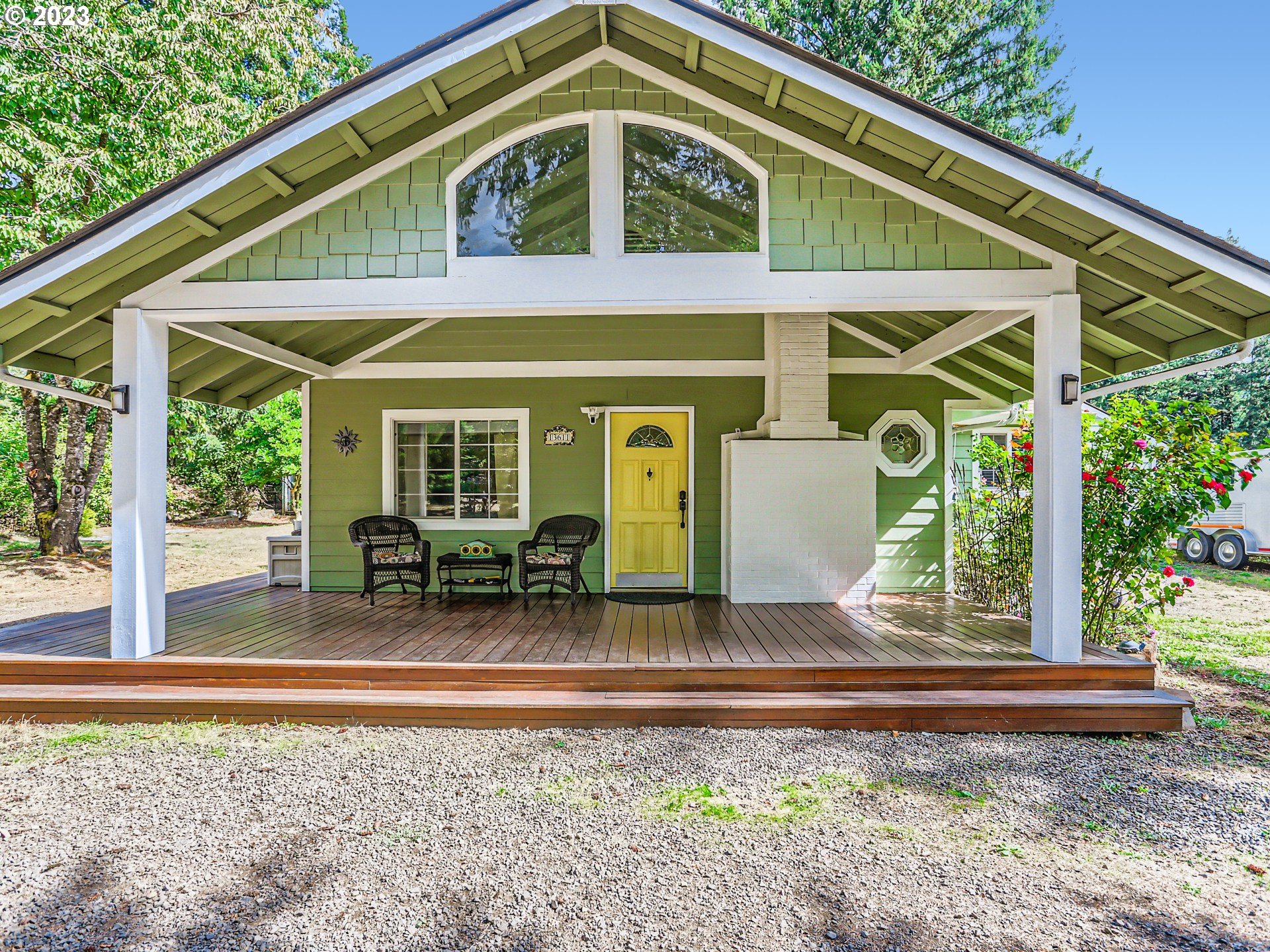 13611 South Union Hall Road Canby, OR 97013 - Photo 2 of 29 a front view of a house with garden