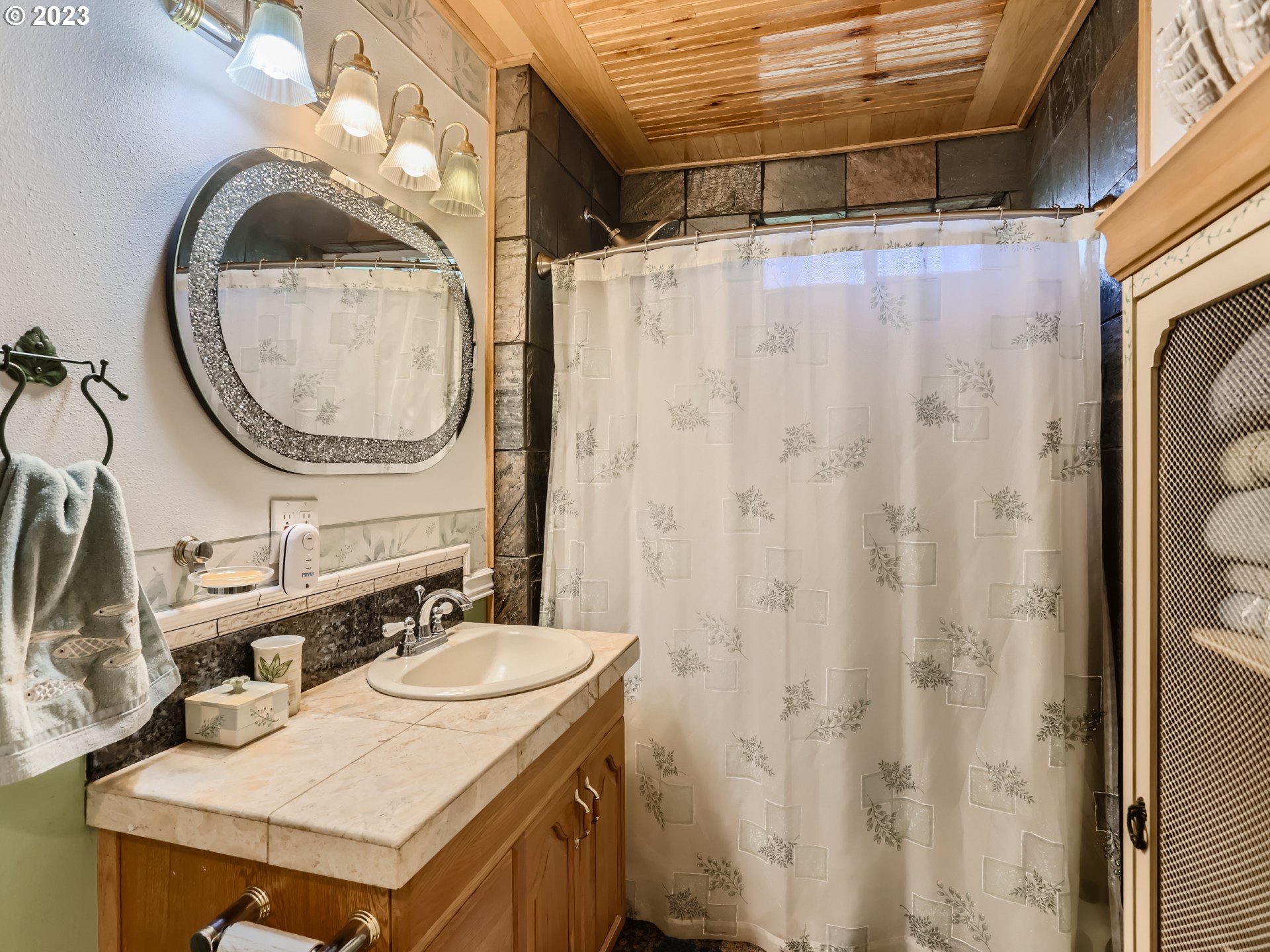 13611 South Union Hall Road Canby, OR 97013 - Photo 23 of 29 a bathroom with a sink vanity and a mirror
