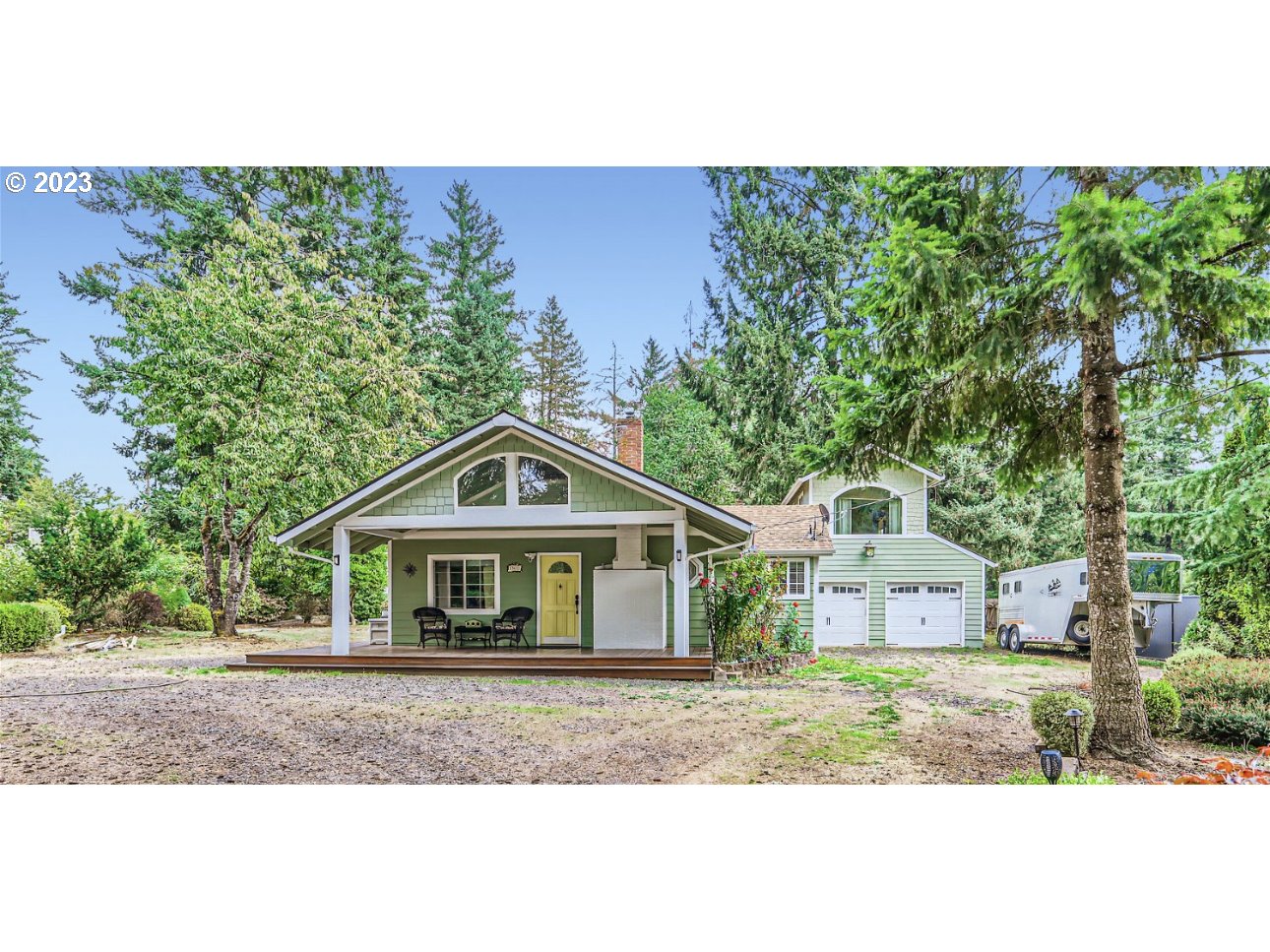 13611 South Union Hall Road Canby, OR 97013 - Photo 3 of 29 a front view of a house with garden
