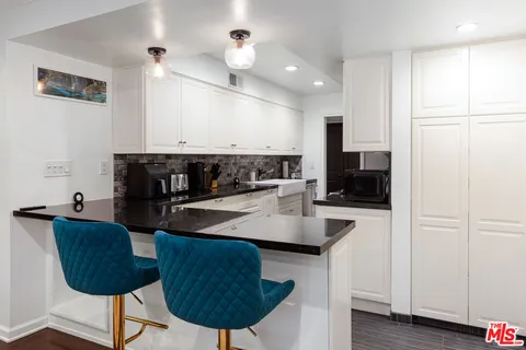 $707,000 | 6708 Hillpark Drive, Unit 302, Los Angeles, CA 90068