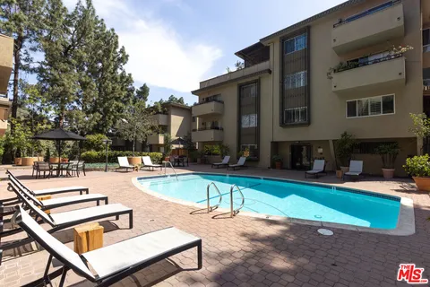 $707,000 | 6708 Hillpark Drive, Unit 302, Los Angeles, CA 90068