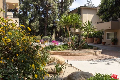 $707,000 | 6708 Hillpark Drive, Unit 302, Los Angeles, CA 90068