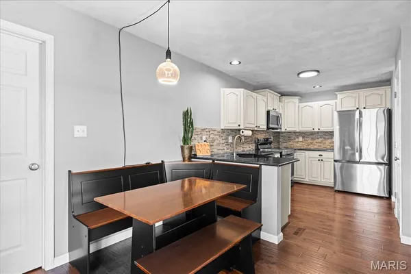 $355,000 | 808 Fieldview Drive, Smithton, IL 62285