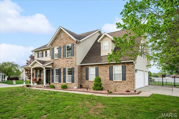 $355,000 | 808 Fieldview Drive, Smithton, IL 62285