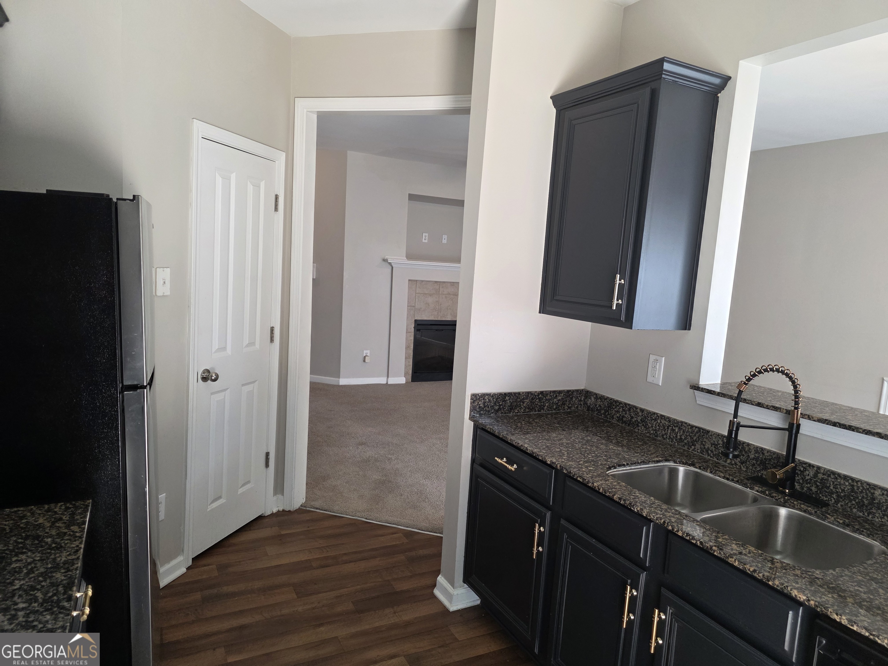2873 Ridgeview Drive Atlanta, GA 30331 - Photo 10 of 32 a kitchen with granite countertop a sink and a refrigerator