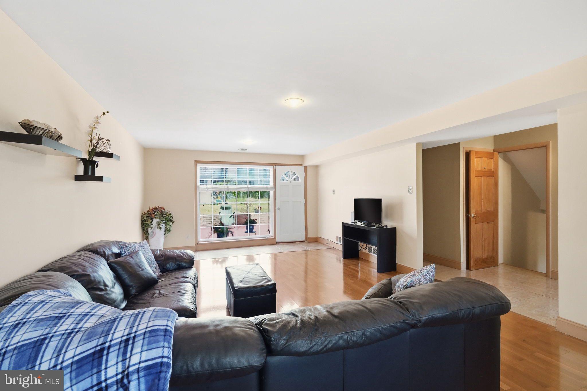 1119 Kent Lane Philadelphia, PA 19115 - Photo 3 of 38