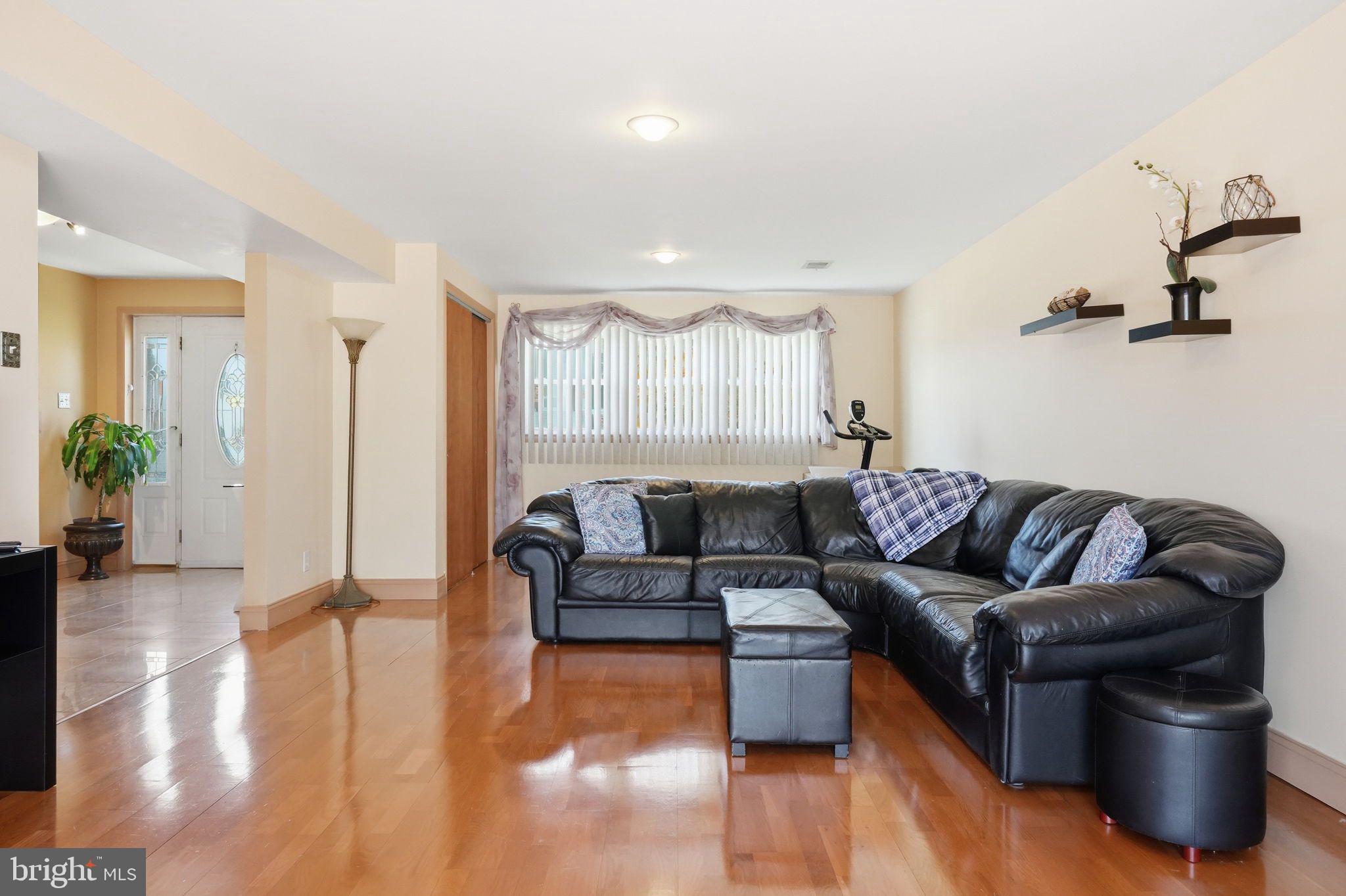 1119 Kent Lane Philadelphia, PA 19115 - Photo 4 of 38