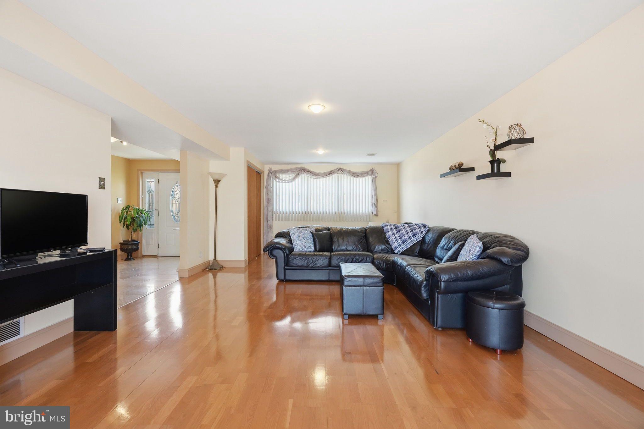 1119 Kent Lane Philadelphia, PA 19115 - Photo 5 of 38