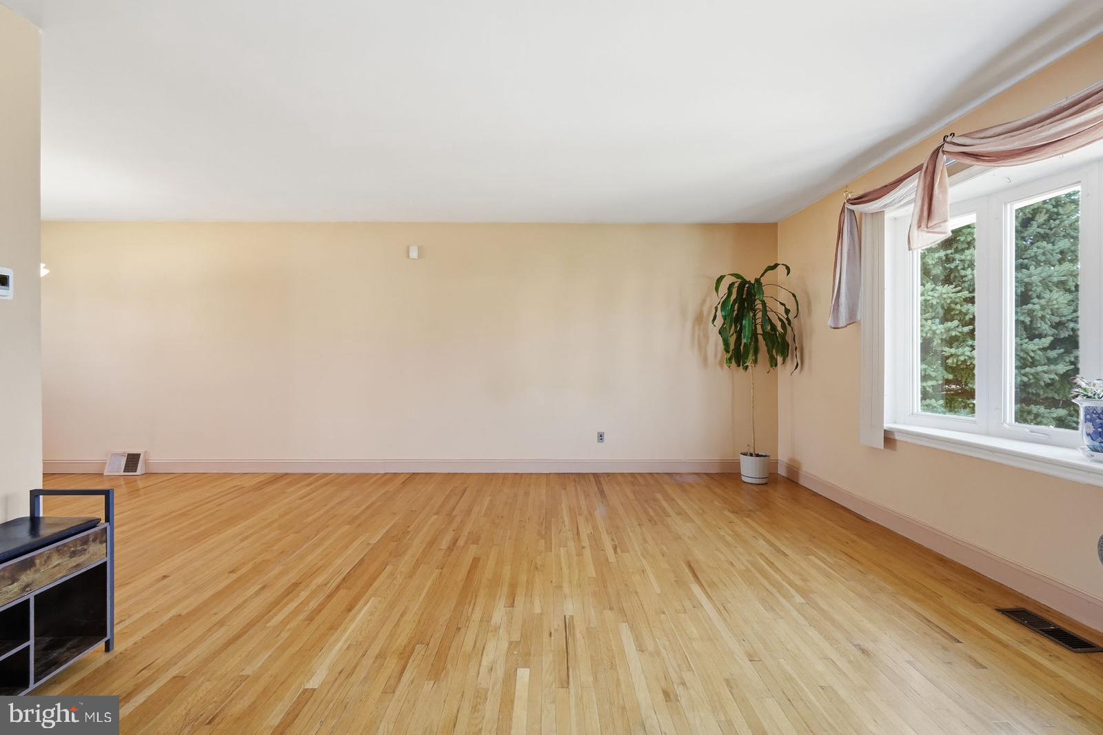 1119 Kent Lane Philadelphia, PA 19115 - Photo 9 of 38