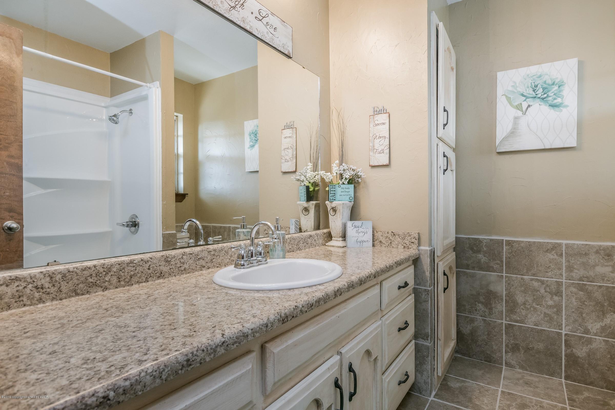 6701 Falcon Road Amarillo, TX 79109 - Photo 15 of 25 015_Master Bathroom