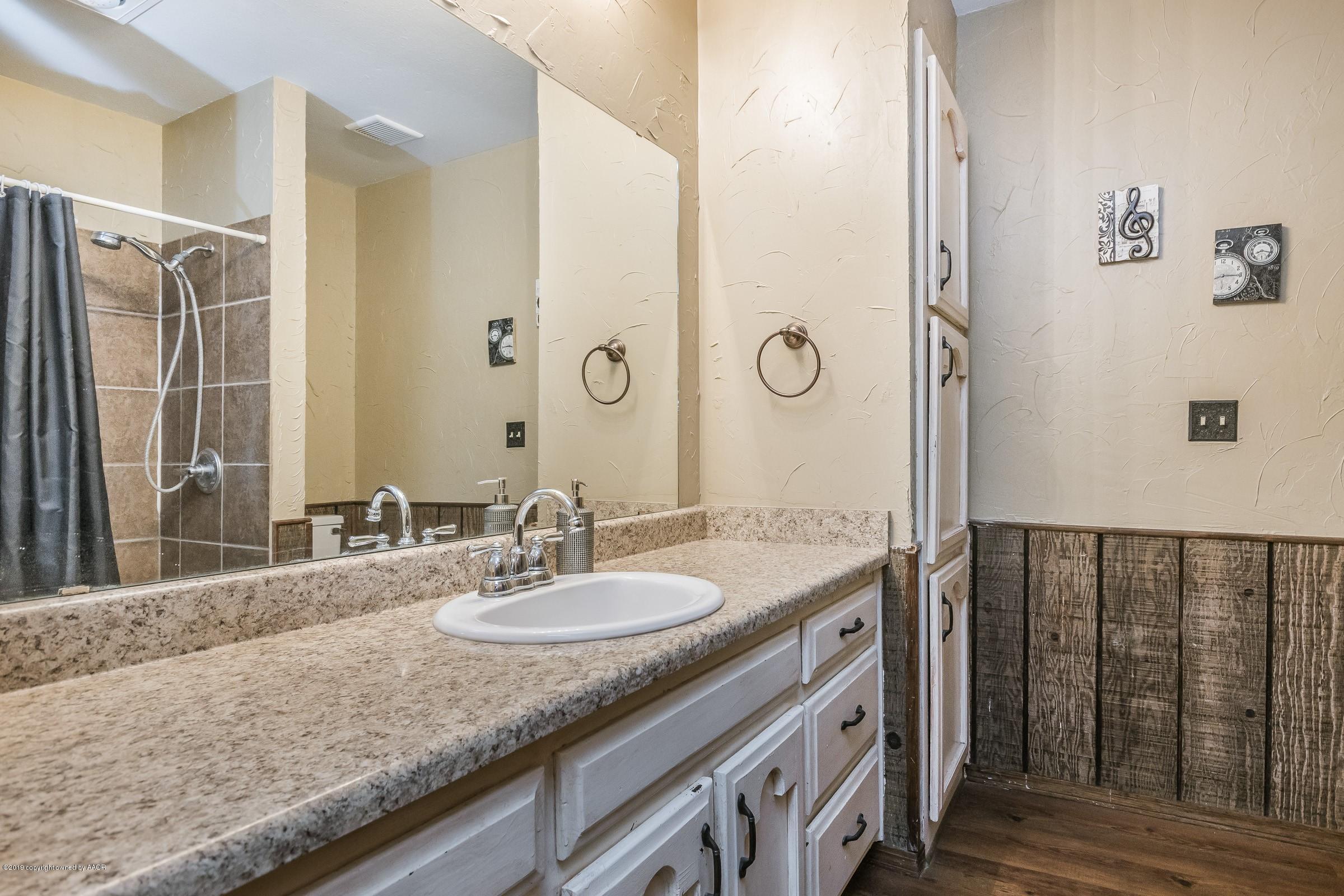 6701 Falcon Road Amarillo, TX 79109 - Photo 18 of 25 018_Hall Bathroom