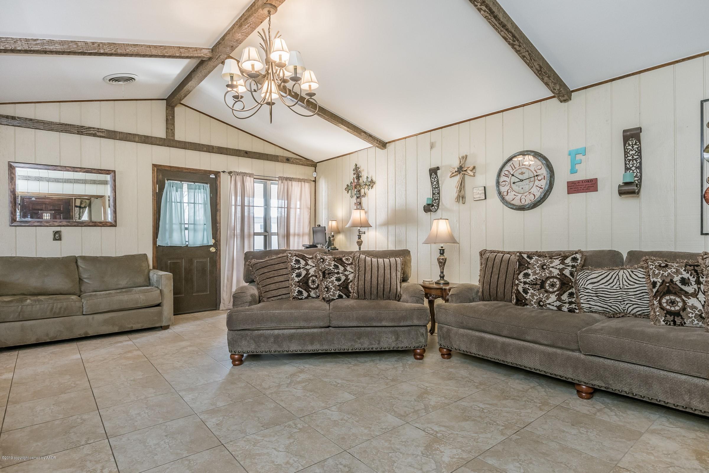 6701 Falcon Road Amarillo, TX 79109 - Photo 4 of 25 004_Living Room