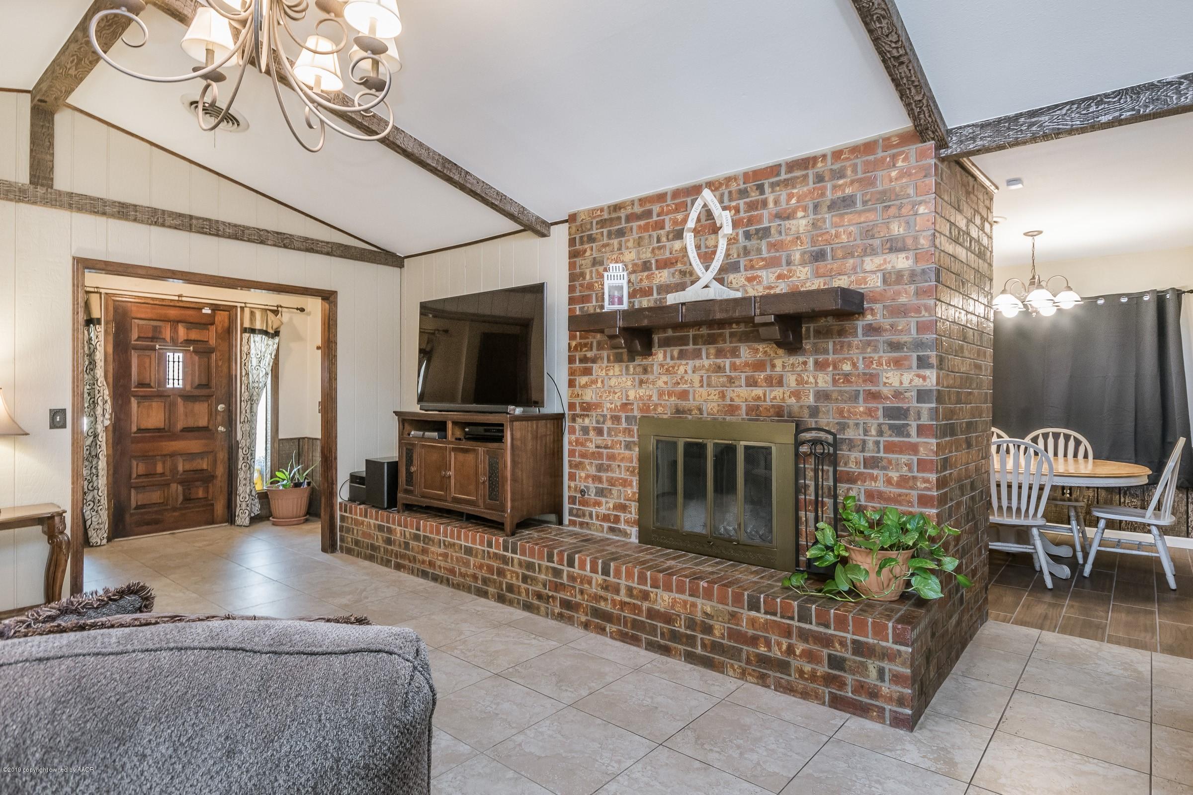 6701 Falcon Road Amarillo, TX 79109 - Photo 5 of 25 005_Living Room-2