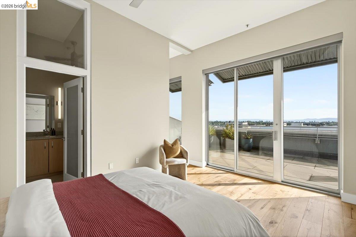 201 4th Street, Unit 601 Oakland, CA 94607 - Photo 31 of 58 a bedroom with a large bed and a large window