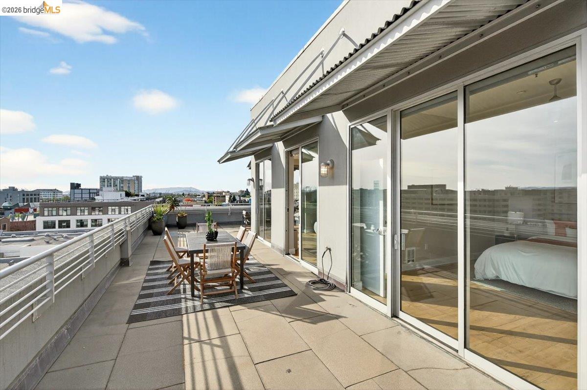 201 4th Street, Unit 601 Oakland, CA 94607 - Photo 38 of 58 a balcony with view of city view