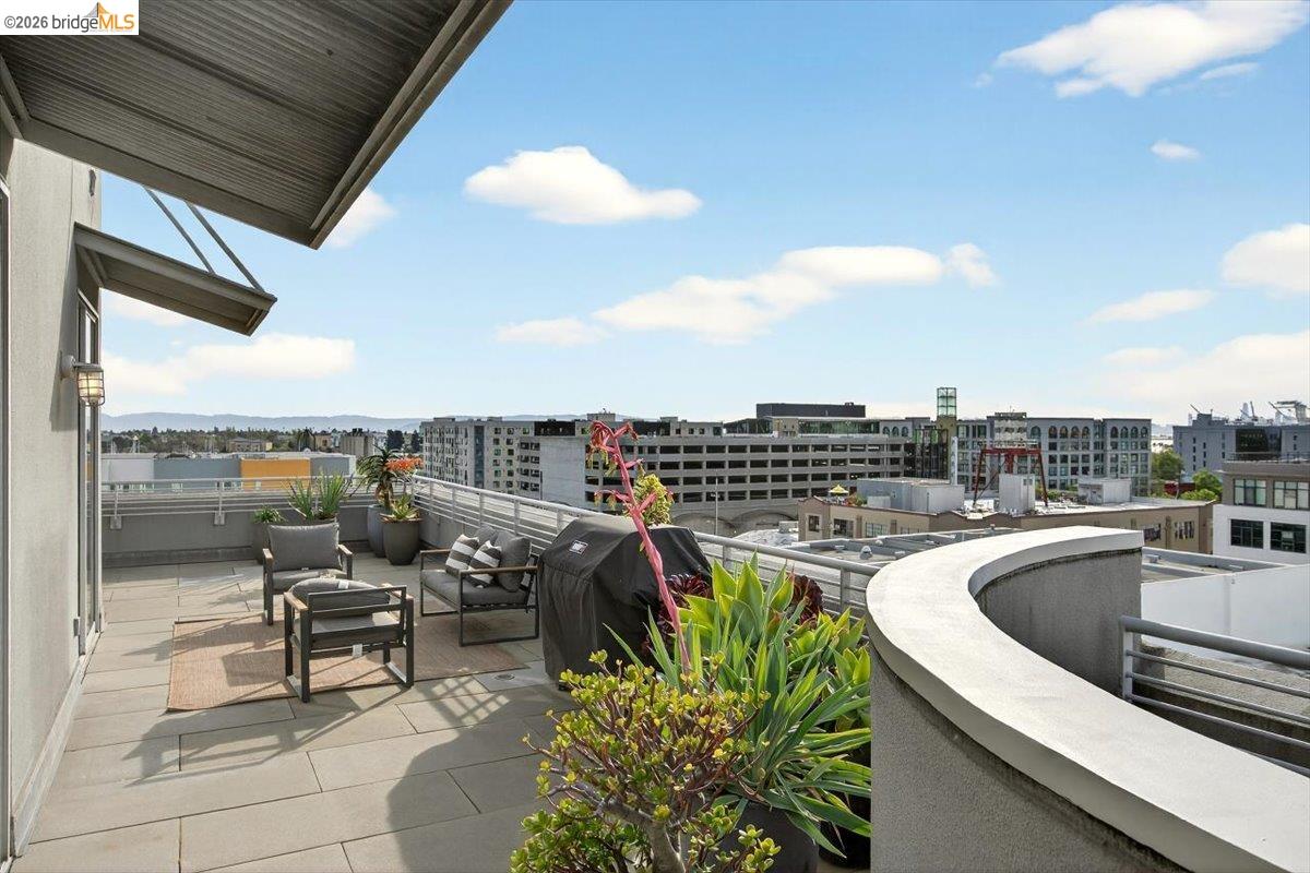 201 4th Street, Unit 601 Oakland, CA 94607 - Photo 46 of 58 a roof deck with table and chairs