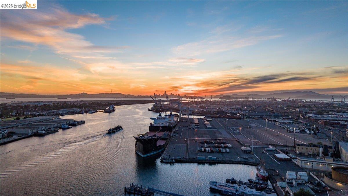201 4th Street, Unit 601 Oakland, CA 94607 - Photo 47 of 58 a view of city and ocean