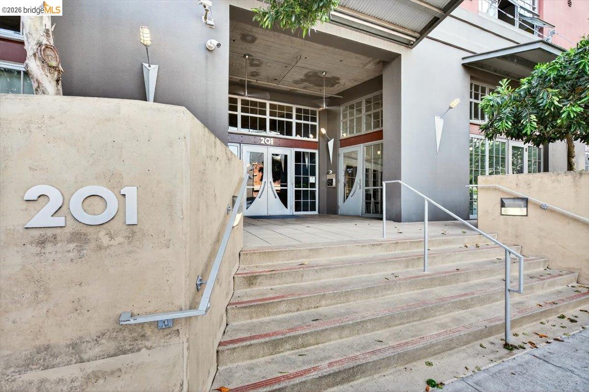 201 4th Street, Unit 601 Oakland, CA 94607 - Photo 6 of 58 a view of a house with a stairs