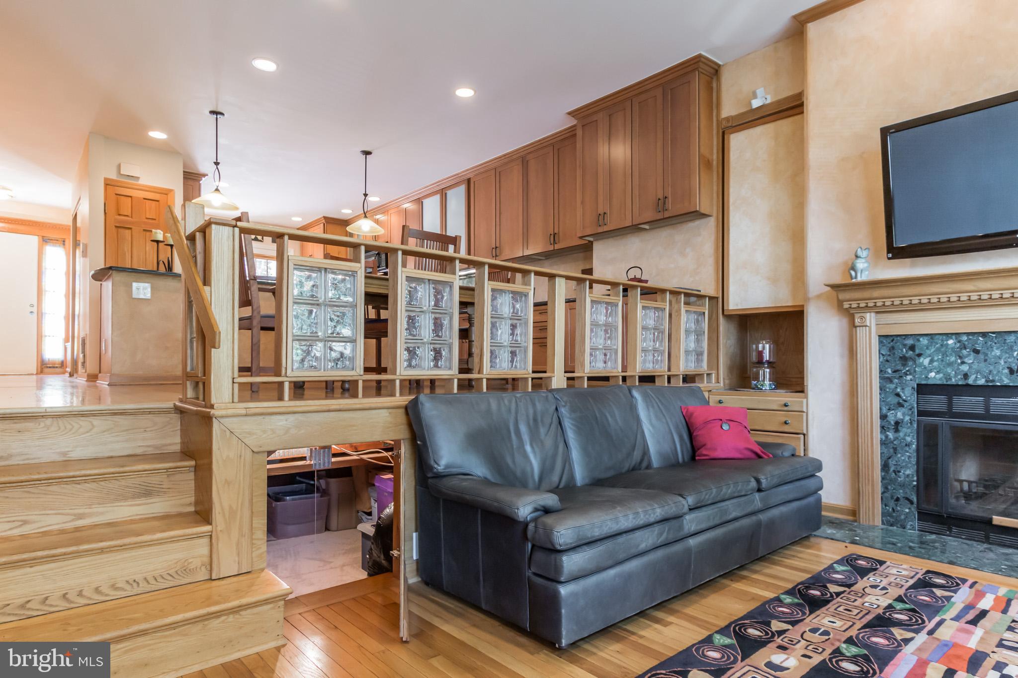 11115 Watermans Drive Reston, VA 20191 - Photo 14 of 42 Living Room