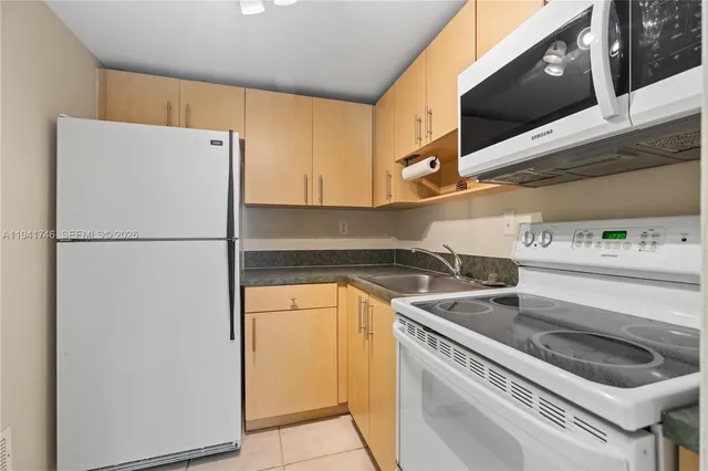 $240,000 | 8607 Southwest 68th Court, Unit 5, Pinecrest, FL 33156