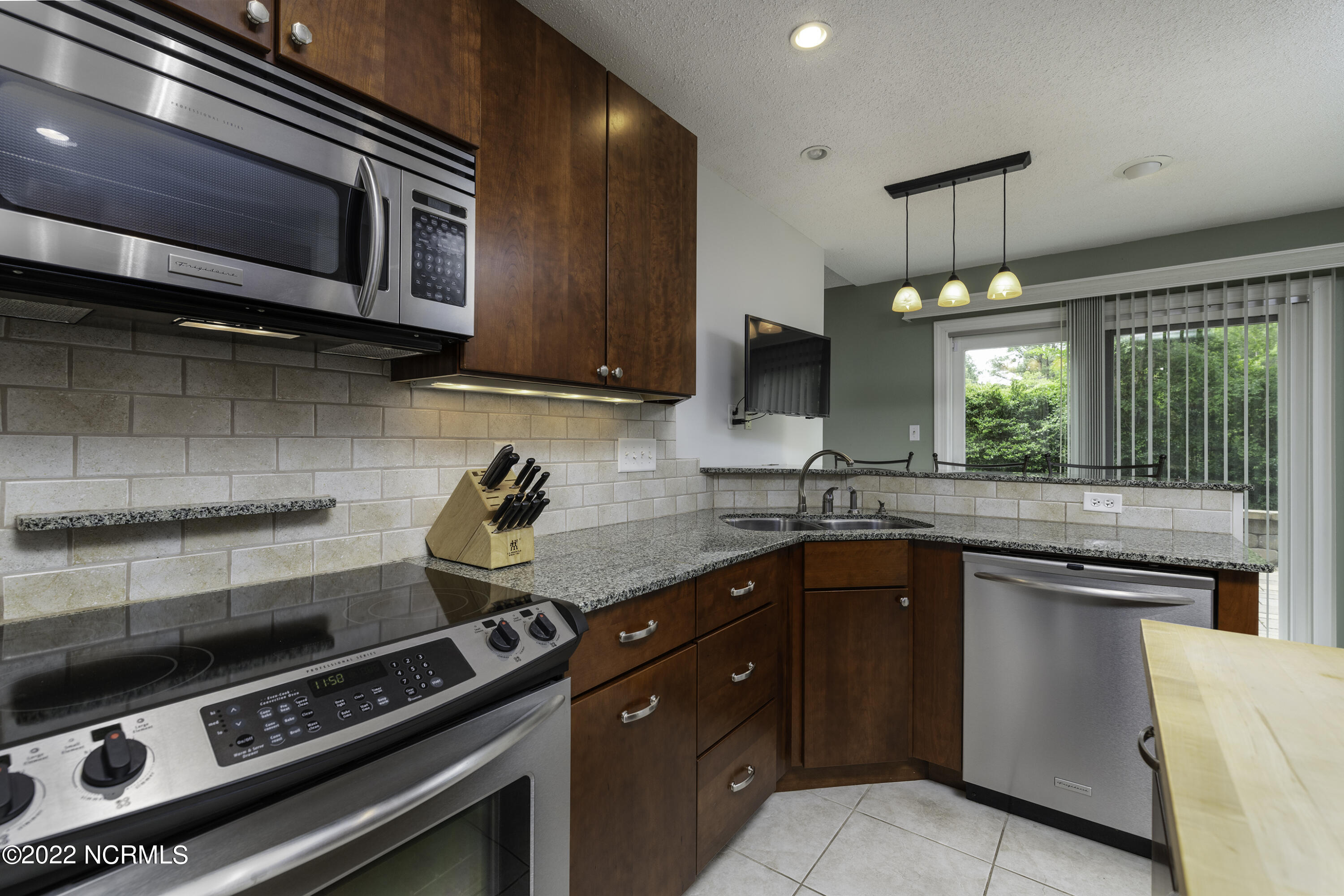 558 Deer Run Road New Bern, NC 28562 - Photo 17 of 60 Granite Counter Tops