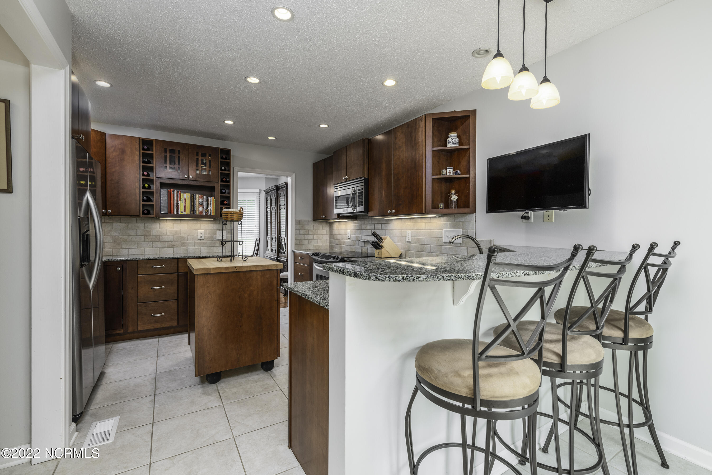558 Deer Run Road New Bern, NC 28562 - Photo 20 of 60 Bar Seating