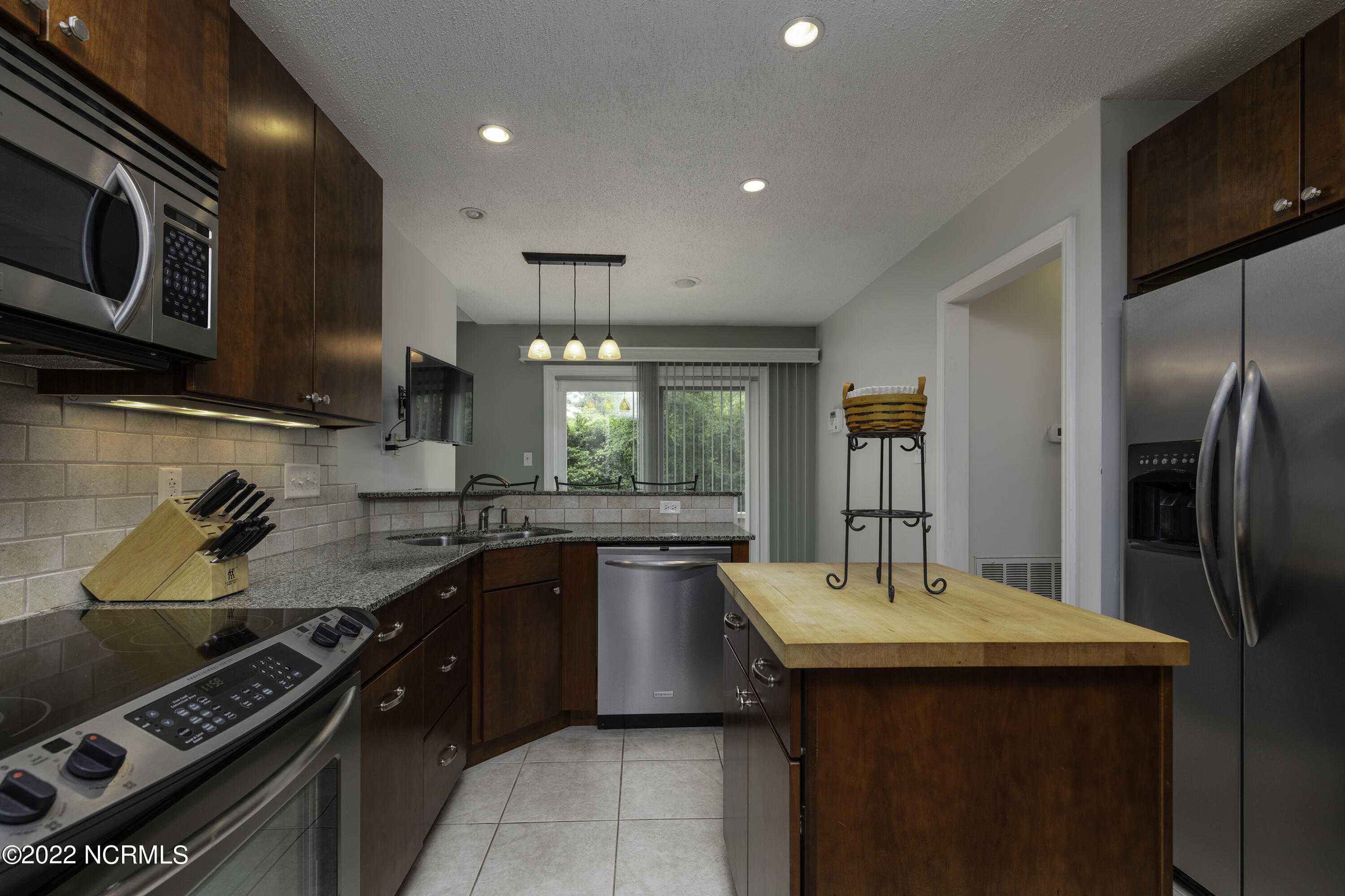 558 Deer Run Road New Bern, NC 28562 - Photo 3 of 60 Kitchen with Island