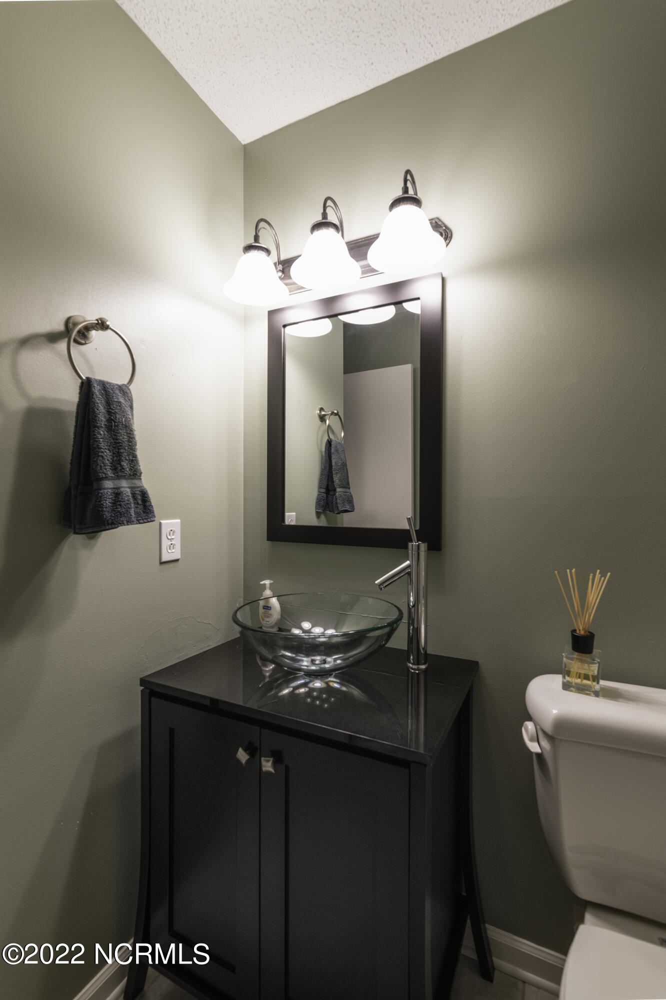 558 Deer Run Road New Bern, NC 28562 - Photo 34 of 60 Half Bathroom