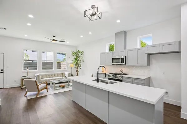 $2,495 | 6809 Conley Street, Unit A, Houston, TX 77021