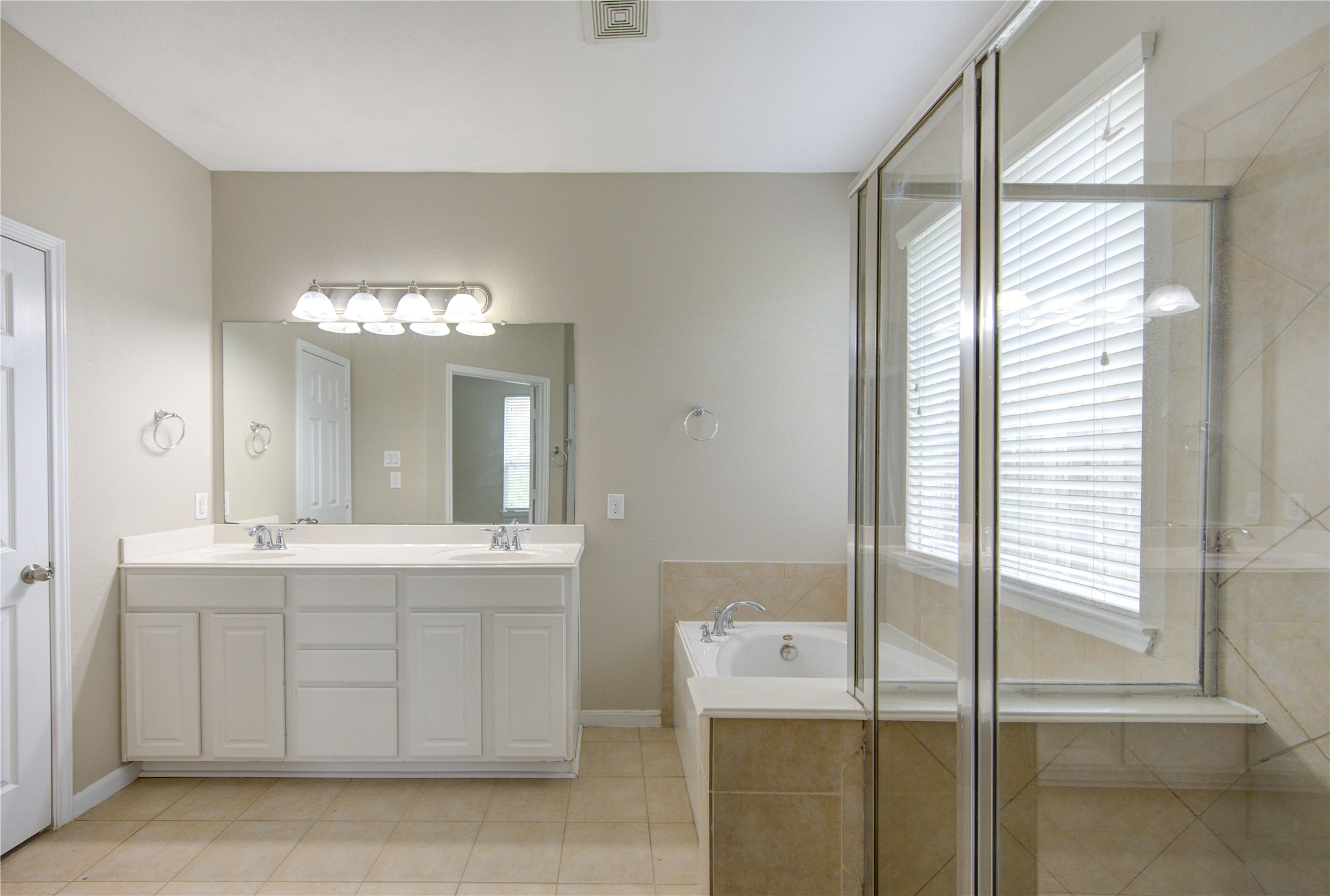 6014 Watford Bend Rosenberg, TX 77471 - Photo 8 of 18 10 – Primary bath with dual sinks, soaking tub, and separate shower.