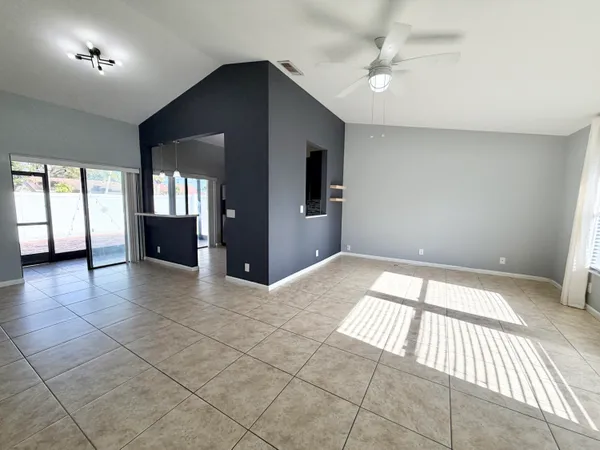 $2,400 | 104 Lakewood Drive, Unit 21C, Jupiter, FL 33458
