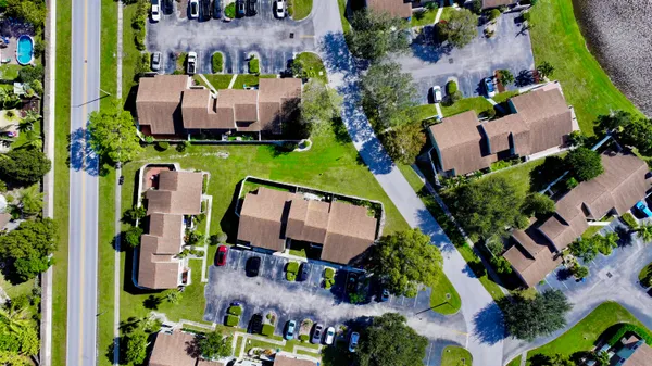 $2,400 | 104 Lakewood Drive, Unit 21C, Jupiter, FL 33458