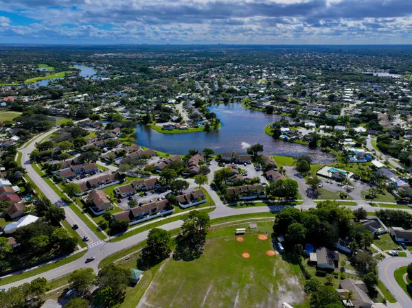 $2,400 | 104 Lakewood Drive, Unit 21C, Jupiter, FL 33458
