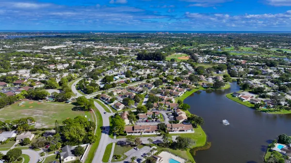 $2,400 | 104 Lakewood Drive, Unit 21C, Jupiter, FL 33458