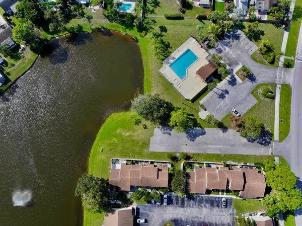 $2,400 | 104 Lakewood Drive, Unit 21C, Jupiter, FL 33458